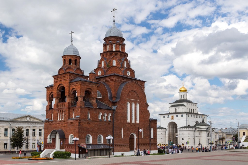 Золотые ворота и Троицкая православная церковь старообрядцев, Владимир.