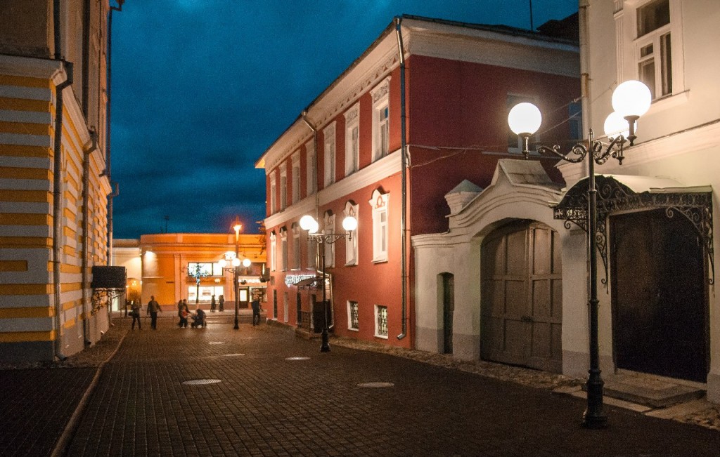 Пешеходная зона во Владимире вечером 46
