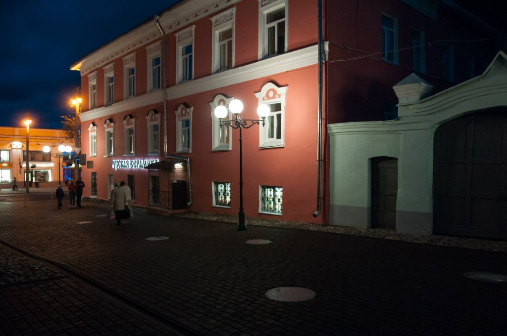 Пешеходная зона во Владимире вечером 47