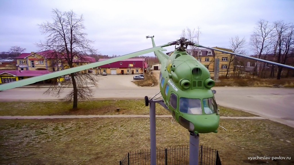 Памятник-вертолет Ми-2 в честь 70-летия Победы в Вязниках 01