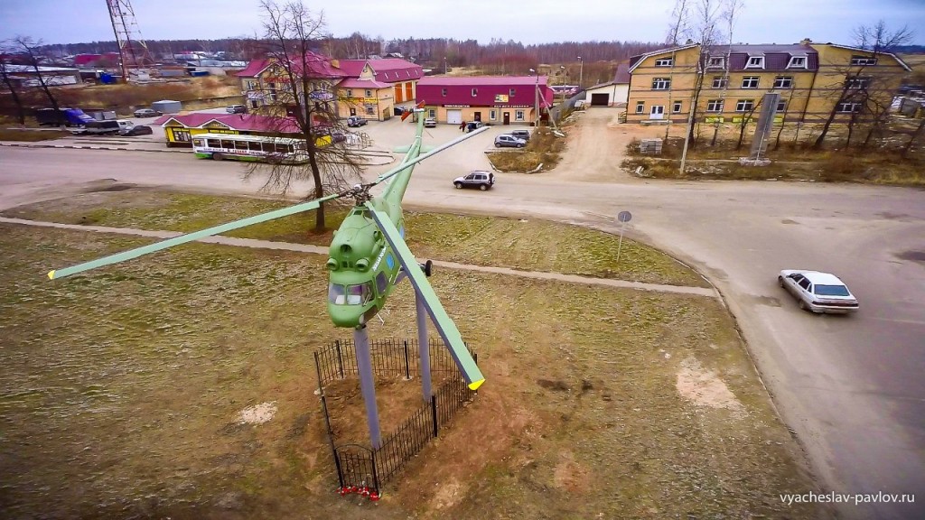 Памятник-вертолет Ми-2 в честь 70-летия Победы в Вязниках 02