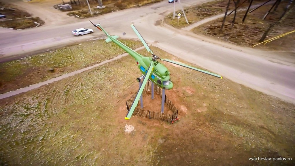 Памятник-вертолет Ми-2 в честь 70-летия Победы в Вязниках 04