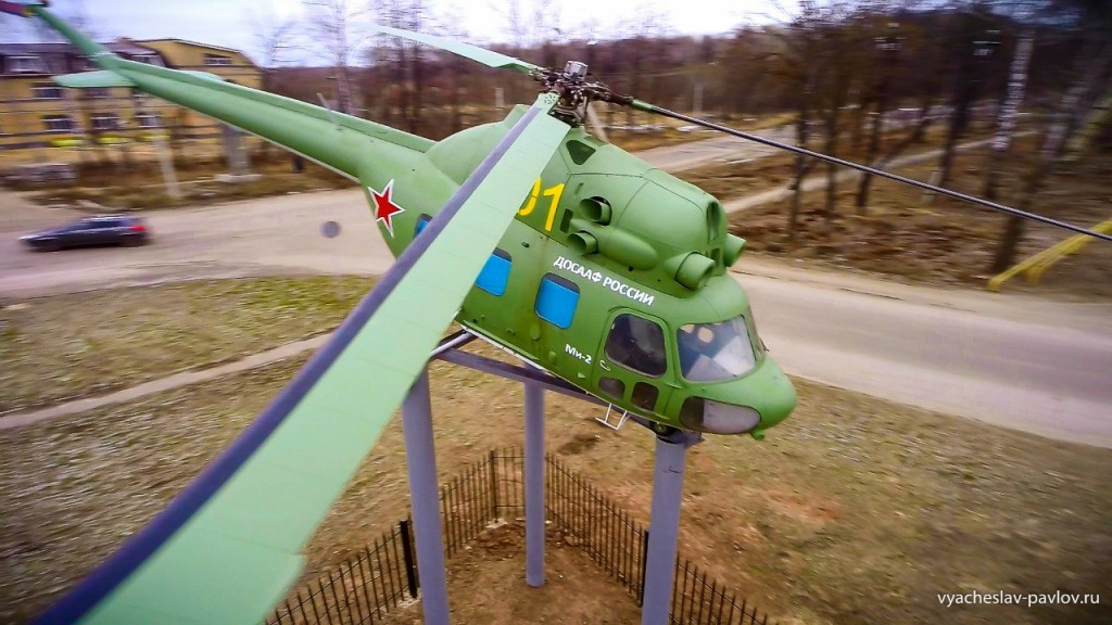 Памятник-вертолет Ми-2 в честь 70-летия Победы в Вязниках 06