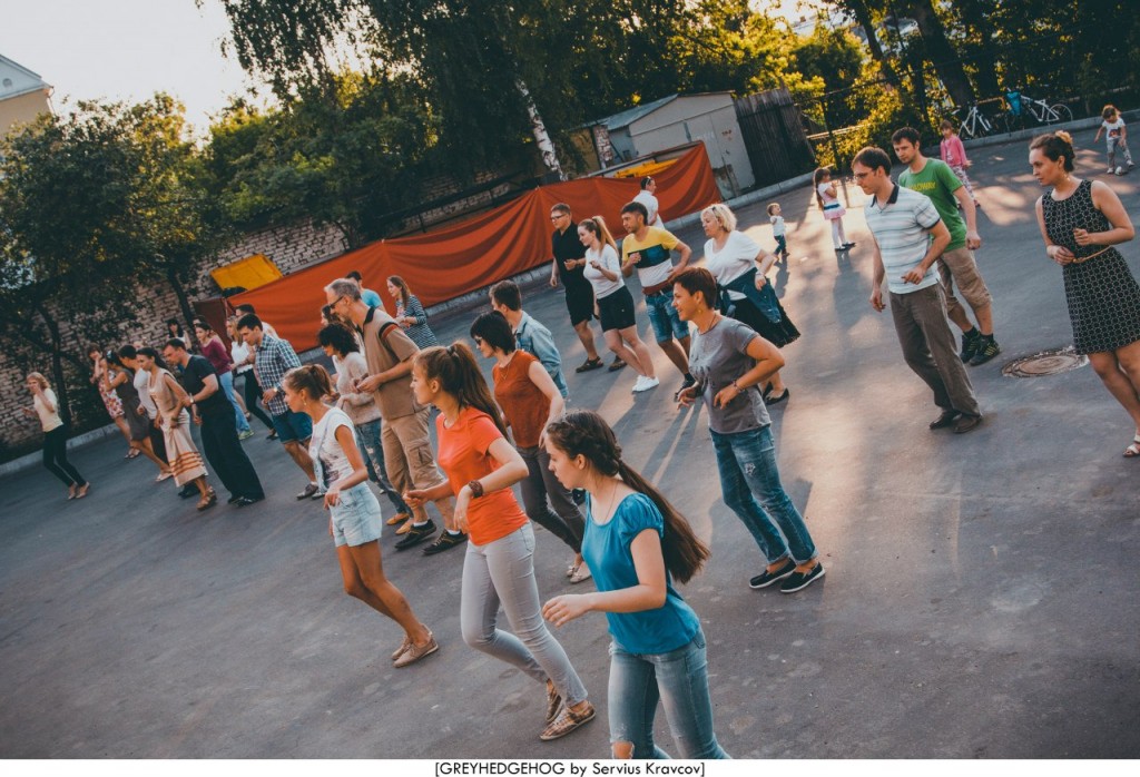 Танцы на свежем воздухе во Владимире 100