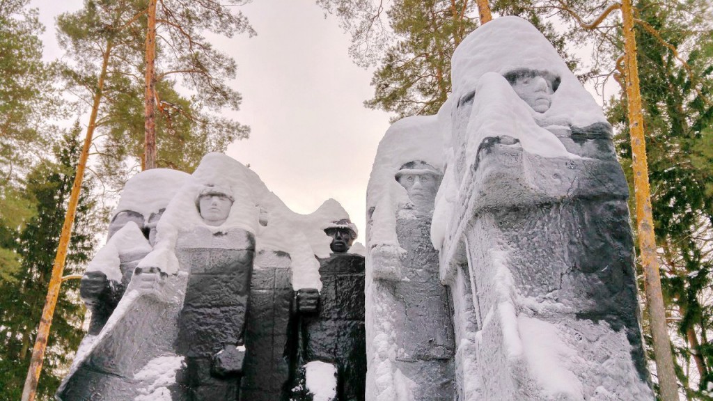 Памятник на Вербовском в зимней шубке