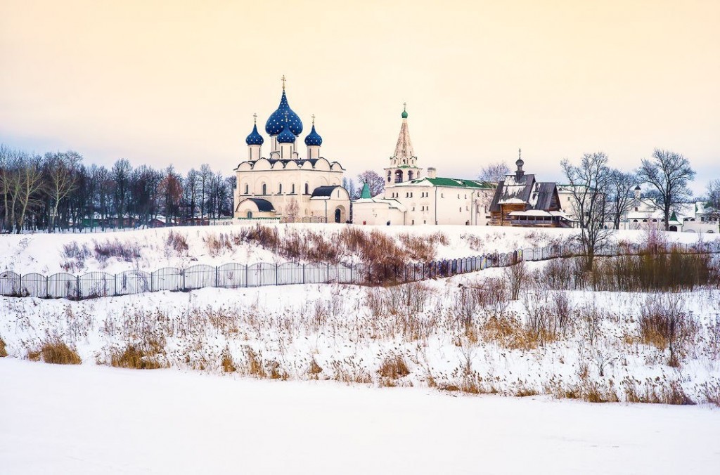 Вид на Суздальский кремль, Рождественский собор и деревянную Никольскую церковь