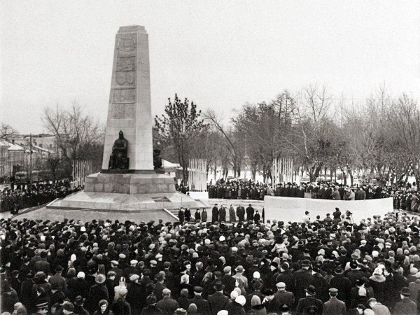 Памятник 850-летия города Владимира и его названия 01
