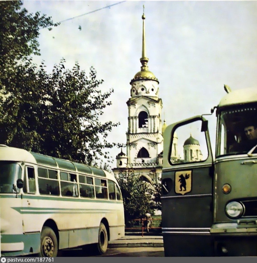 Стоянка экскурсионных автобусов у Успенского собора