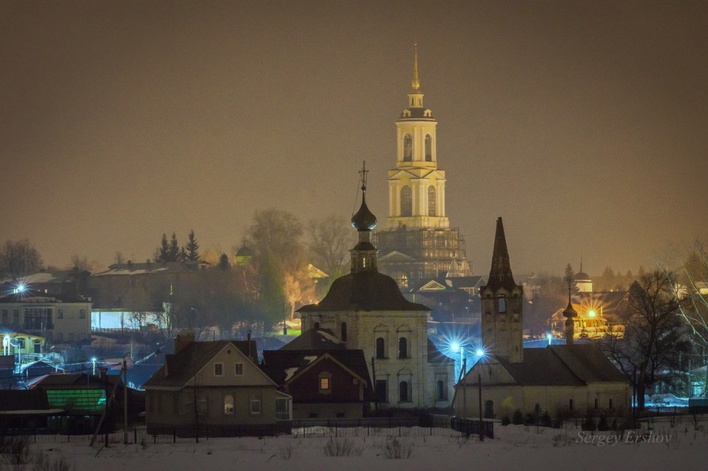 Суздаль. Вид с Ильина луга на Преподобенскую колокольню Ризоположенского монастыря и Богоявленскую церковь