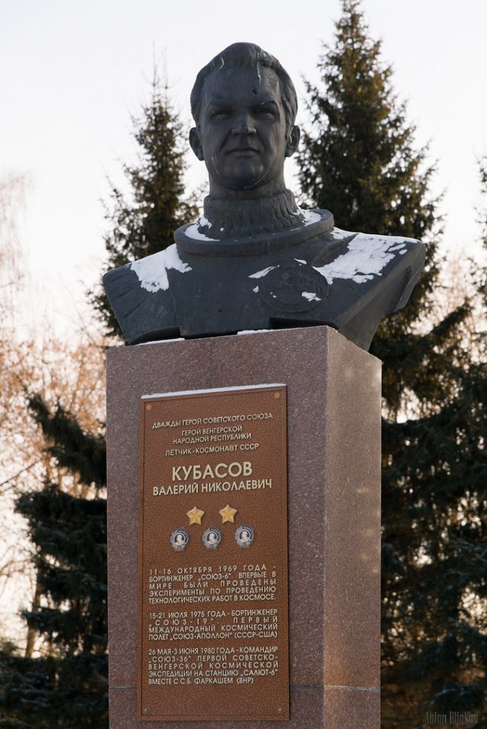 г. Вязники, памятник дважды герою Кубасову Валерию Николаевичу.