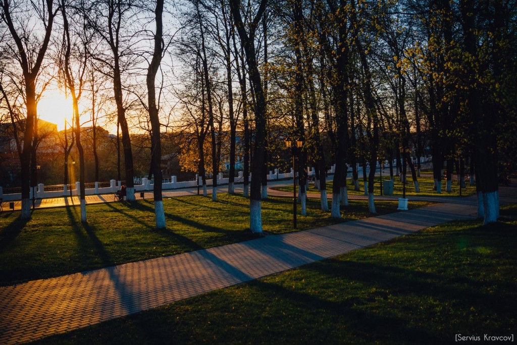 Расцветающий парк Пушкина в лучах апрельского заката 07
