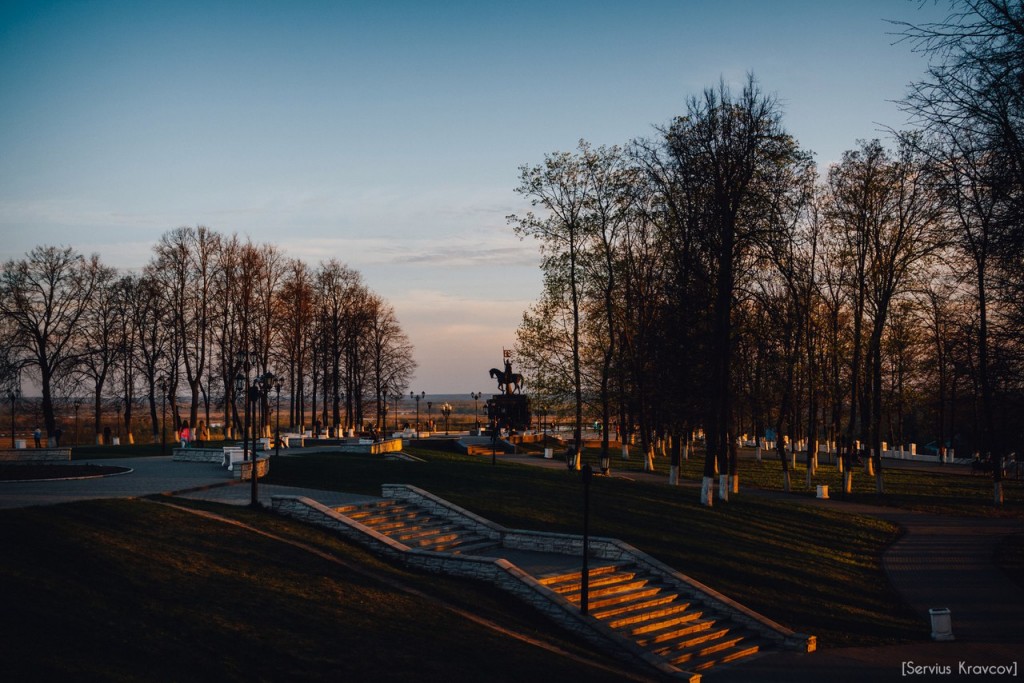 Расцветающий парк Пушкина в лучах апрельского заката 09