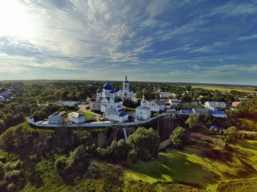 Летний Свято-Боголюбский монастырь с высоты