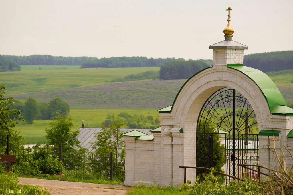 Село Небылое, вход в Успенский Космин монастырь