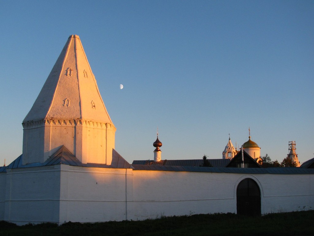 Суздаль, стены Покровского монастыря