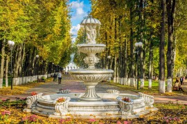 Солнечный осенний день в городском парке Владимира
