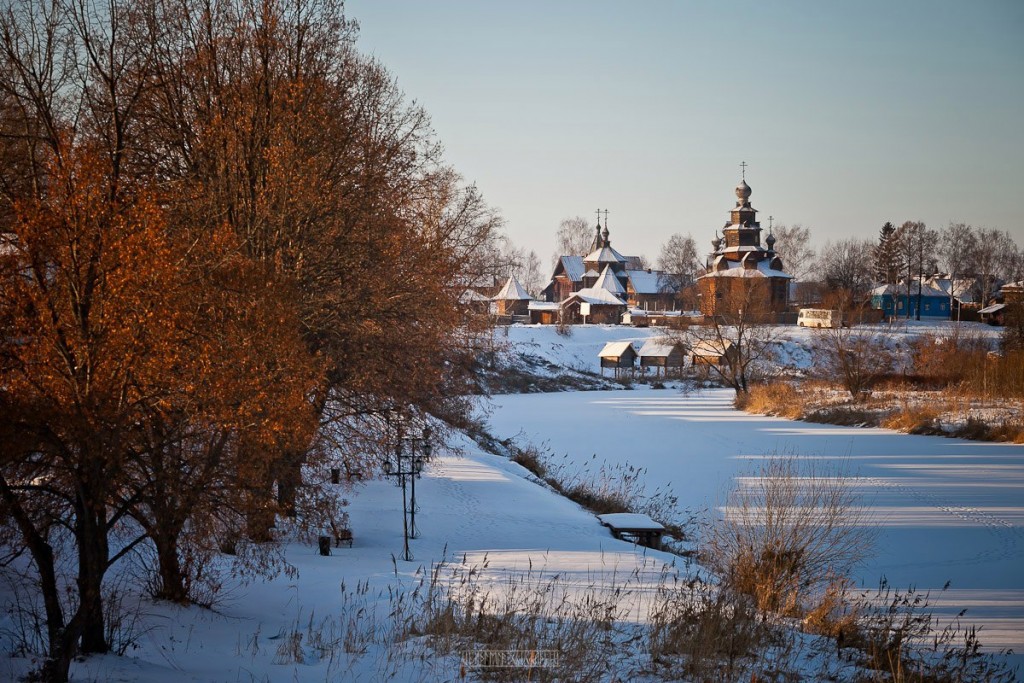 Покрытый снегом город Суздаль 04