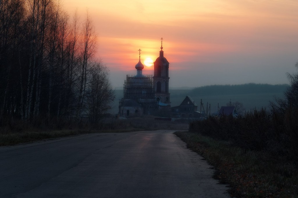 Богородице-Рождественская церковь села Овчухи на закате