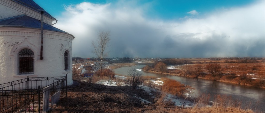 Село Якиманское на Нерли, поздний март, надвигается снежная буря