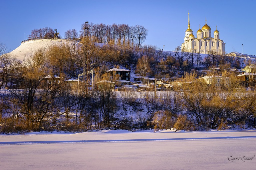 Владимир. Вид на Успенский собор в лучах заходящего солнца со льда Клязьмы