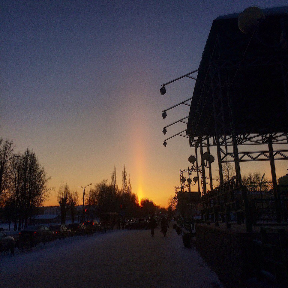 Ранее утро, за минуту до появления солнца, удивительно-красивый луч в небо, Гусь-Хрустальный