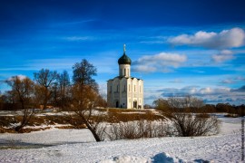 Боголюбовский луг и церковь Покрова на Нерли в последние, солнечные февральские дни уходящей зимы