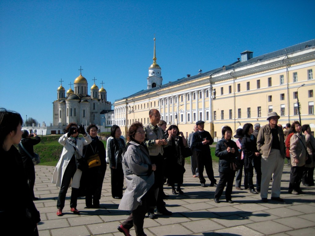 Иностранные туристы с удовольствием едут в Россию 01