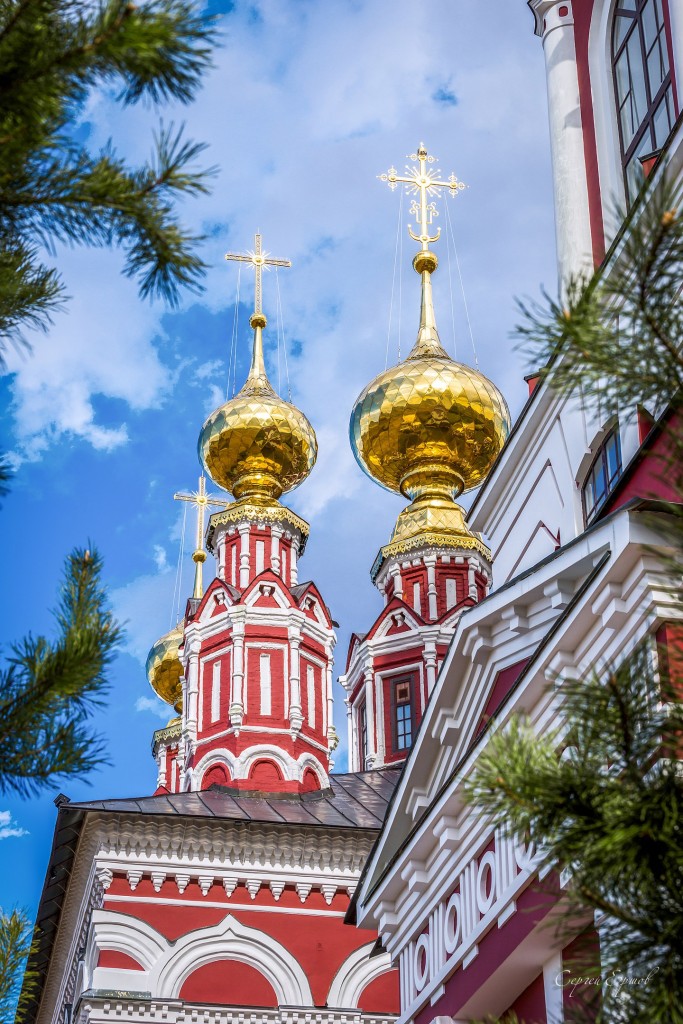Весенний солнечный день в Михалях. Суздаль. Купола церкови Михаила Архангела.