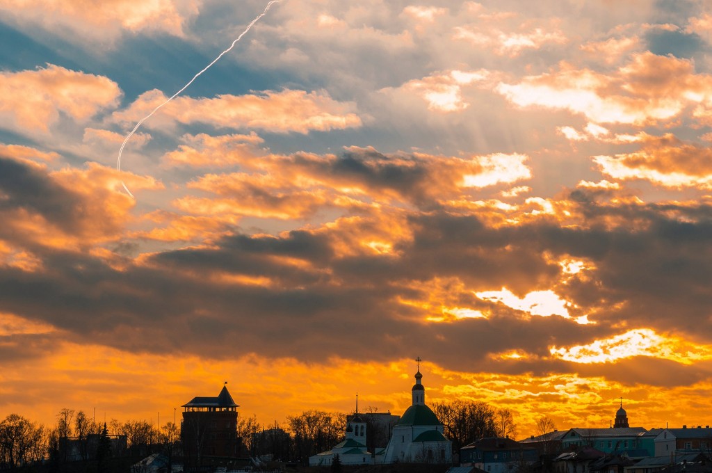 Выразительное апрельское небо во Владимире (на закате дня) 03