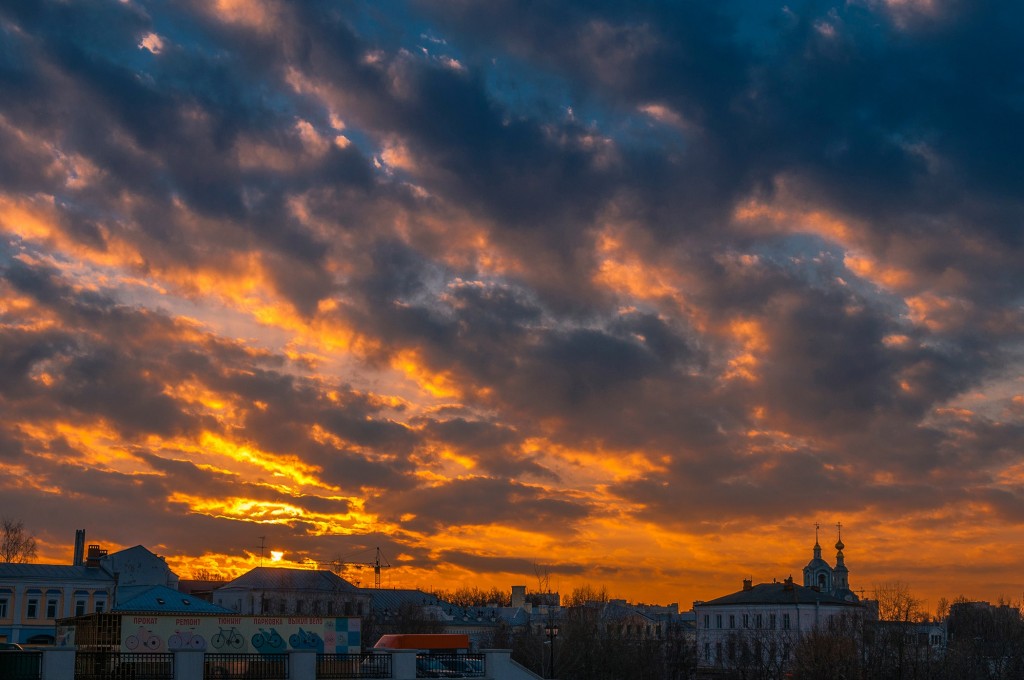 Выразительное апрельское небо во Владимире (на закате дня) 09