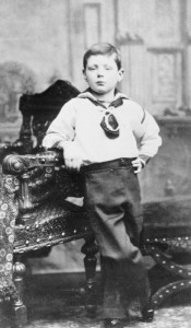 Уинстон Черчилль в возрасте 7 лет. Фотопортрет, 1881 год. Ирландскому фотографу удалось поймать мгновение и ухватить в лице и позе ребёнка все те черты превосходства, которые будут отличать Черчилля в его взрослую карьеру.
