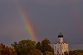 Две радуги с периодичностью пять минут и практически над храмом Покрова-на-Нерли — редкая удача