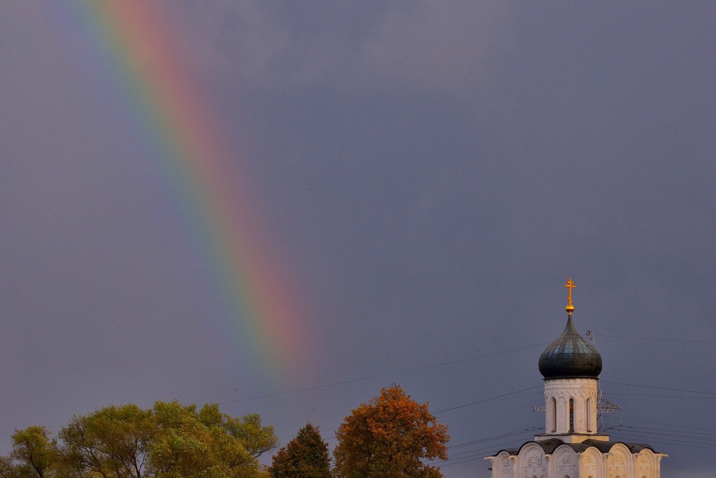 Две радуги с периодичностью пять минут и практически над храмом Покрова-на-Нерли 03