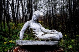 Последняя скульптура в старом парке, г. Меленки