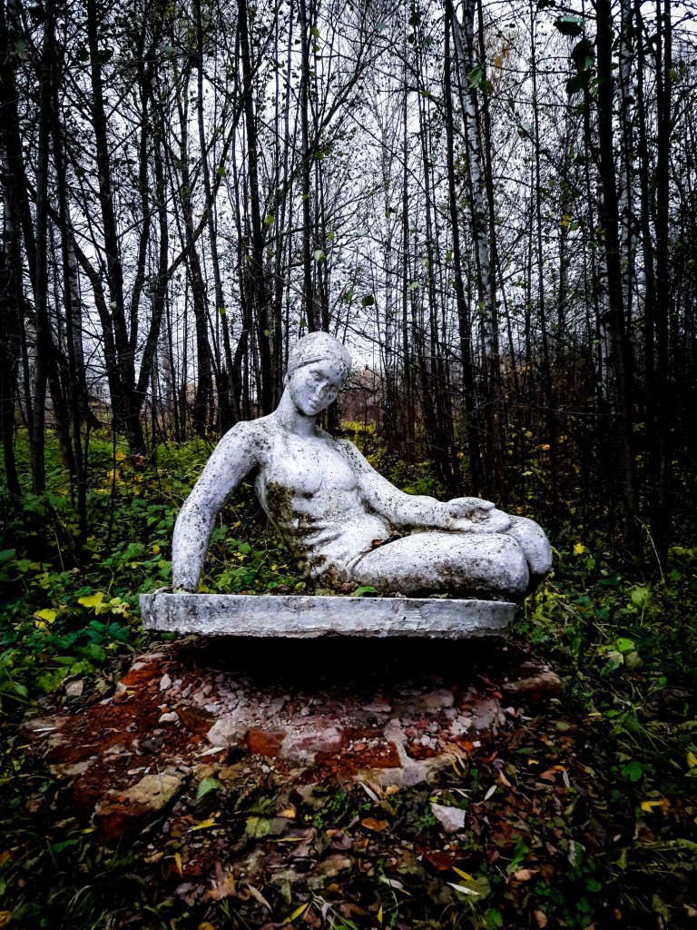 Последняя скульптура в старом парке, г. Меленки