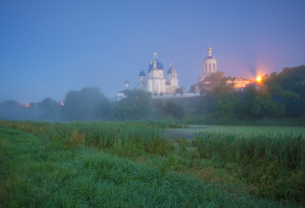 Свято-Боголюбовский монастырь в ночной туманной дымке