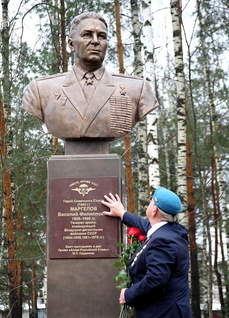 Открытие памятника Герою Советского Союза В.Ф. Маргелову в Мелехово 01