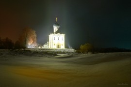 Покрова-на-Нерли, вот такая подсветка в вечернее и ночное время теперь ( январь 2018 )