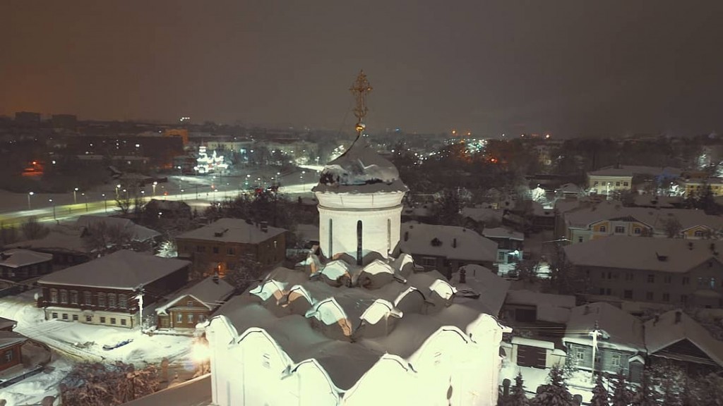Завершение Казанского храма во Владимире, ночной вид с высоты.