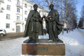 Памятник Петру и Февронии Муромским в Архангельске, март 2018