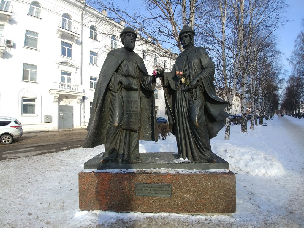 Памятник Петру и Февронии Муромским в Архангельске, март 2018 01
