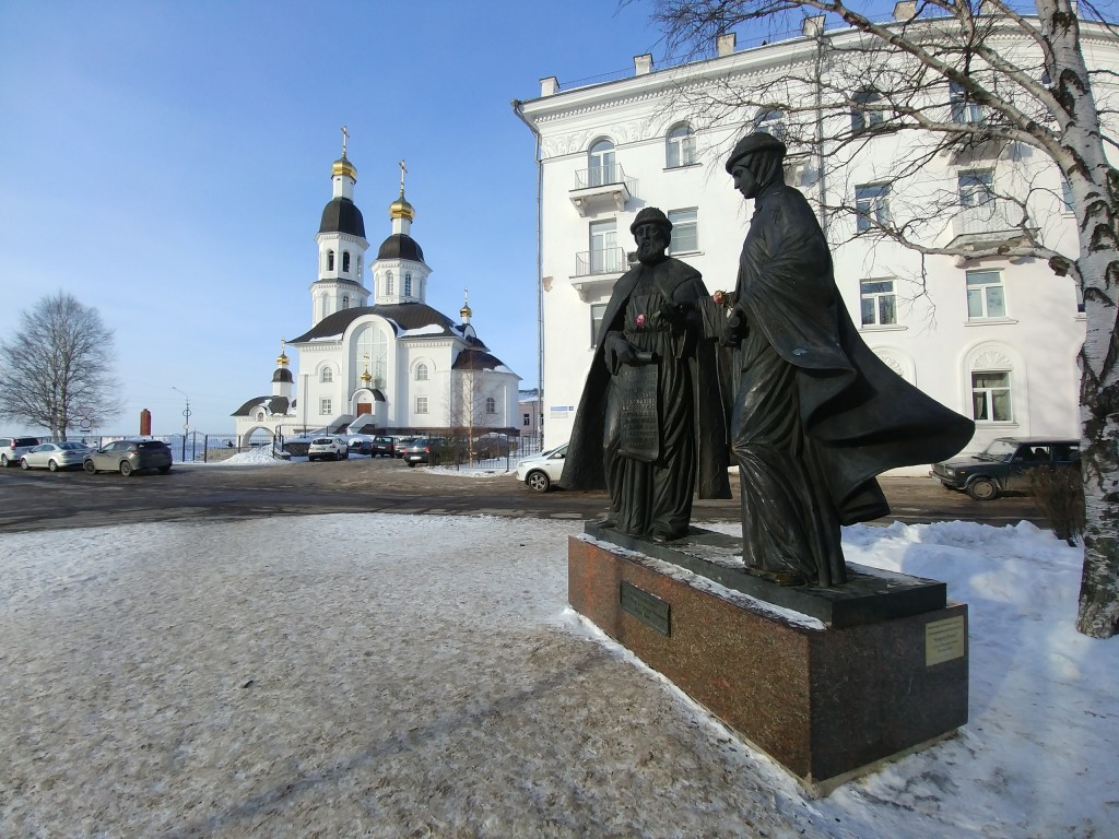 Памятник Петру и Февронии Муромским в Архангельске, март 2018 02
