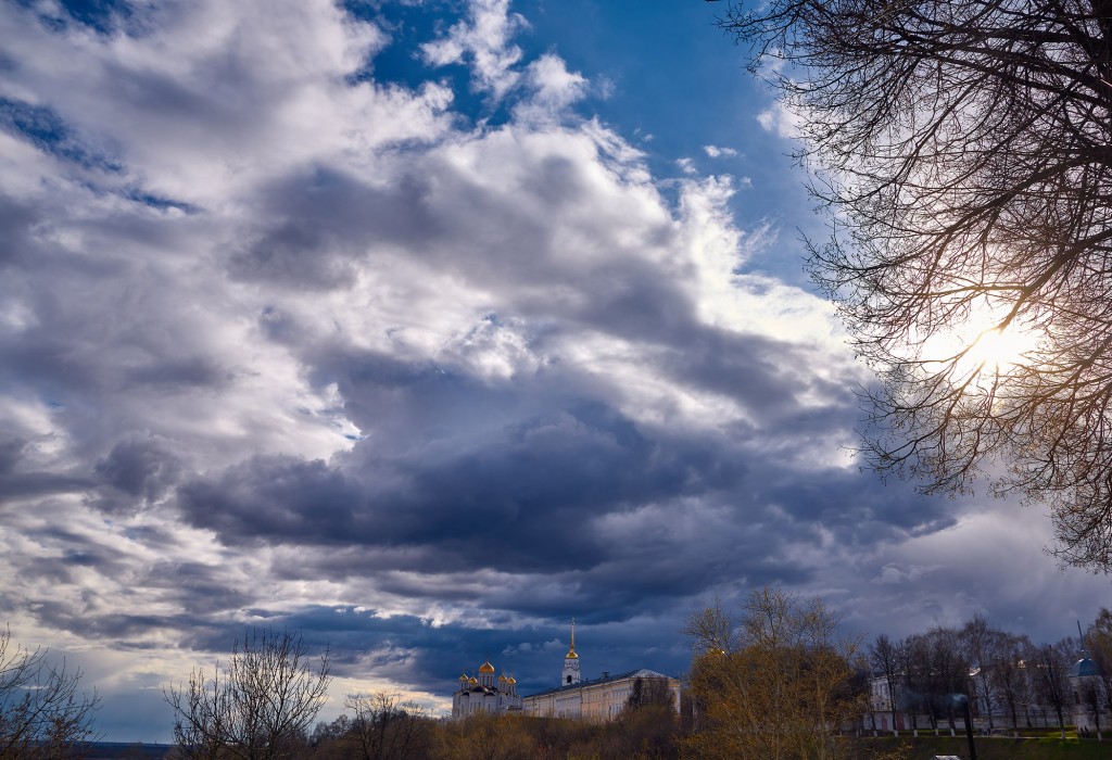 Красивое облачное, предгрозовое небо над Владимиром ( апрель 2018 ) 03
