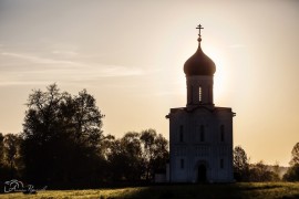 Храм Покрова на Нерли в лучах заката с высоты