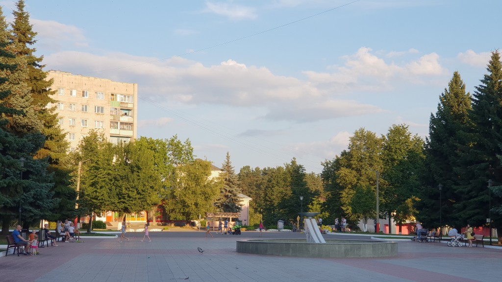 Вербовский, площадь Прокуророва в июле