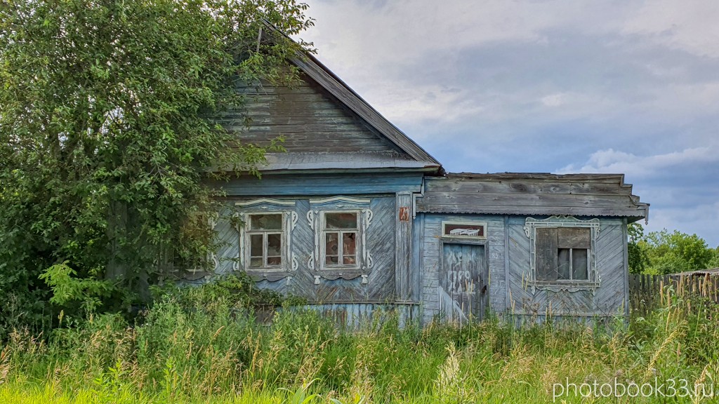 Заброшеный деревянный домик в деревне Рождествено