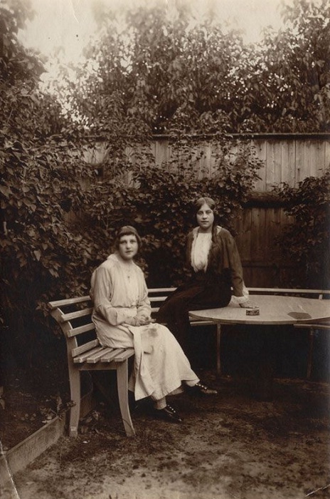 Валентина Максимовна Осипова (справа) с подругой в саду.