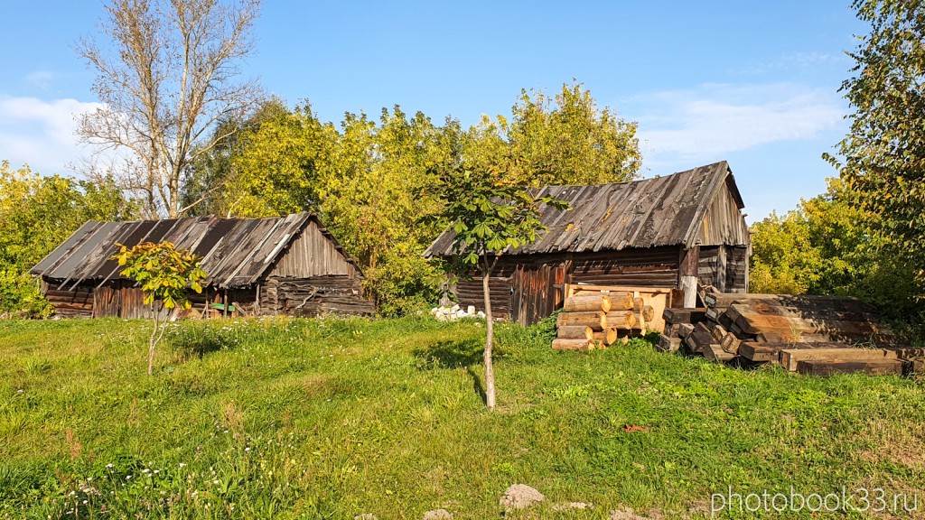 77 Деревянные сараи и поленья дров в д. Кольдино, Муромский район