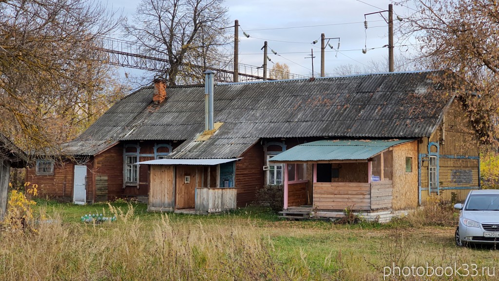 103 Старый многоквартирный деревянный дом в селе Бутылицы