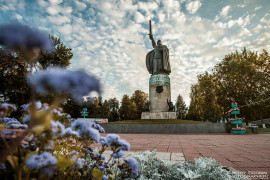 Памятник Илье Муромцу на смотровой площадке в Муроме